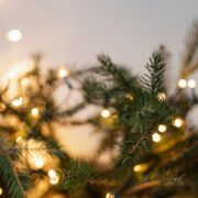 5 consejos para decorar tu casa con luces navideñas de forma segura
